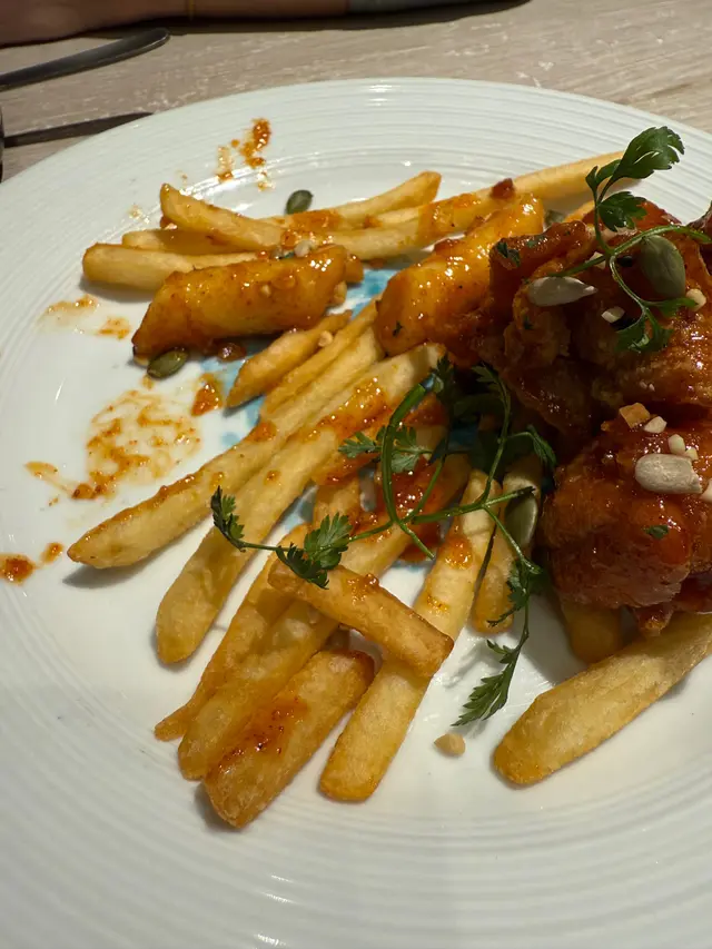 全部食物都只有微溫，蛋包飯一切開完全無煙出。最離譜係個炸雞，完全唔係炸雞好似食緊燒雞咁，微熱都算、薯條直情又淋又凍😒 係凍！！真係食隔離food court無咁嬲！完全唔值得再幫襯😡😡