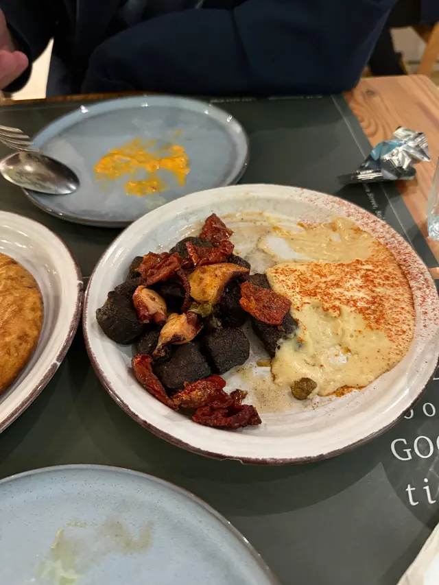 八爪魚很油 薯團很鹹 再加上蕃茄乾 和佈滿調味料的薯蓉 只能說是鹹上加鹹 鹹味蕾已累死 收工