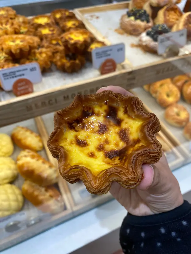 新鮮出爐，但凍咗，不過就皮脆，皓香蛋味，性價比高 #蛋撻 #酥皮蛋撻