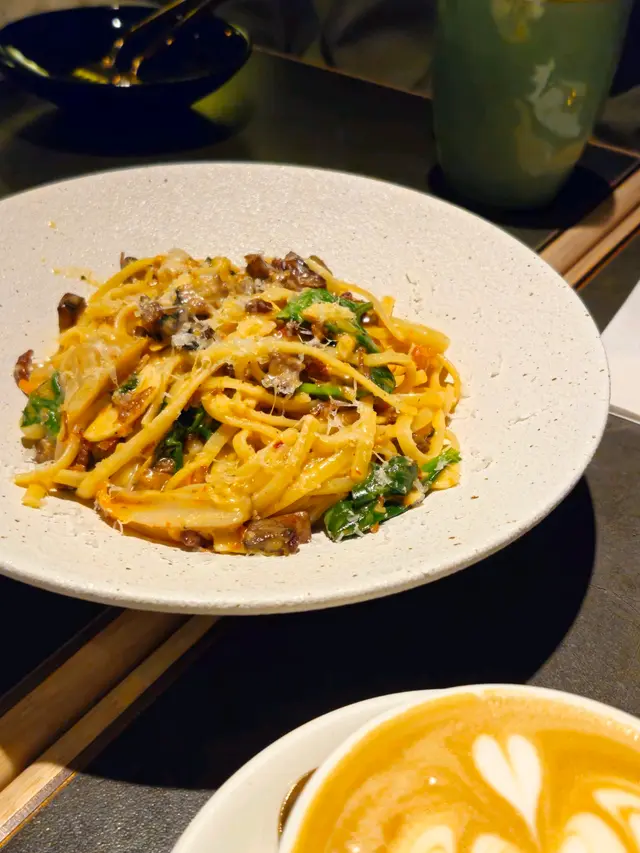 XO 醬象拔蚌片蒜香辣椒奶油扁意粉