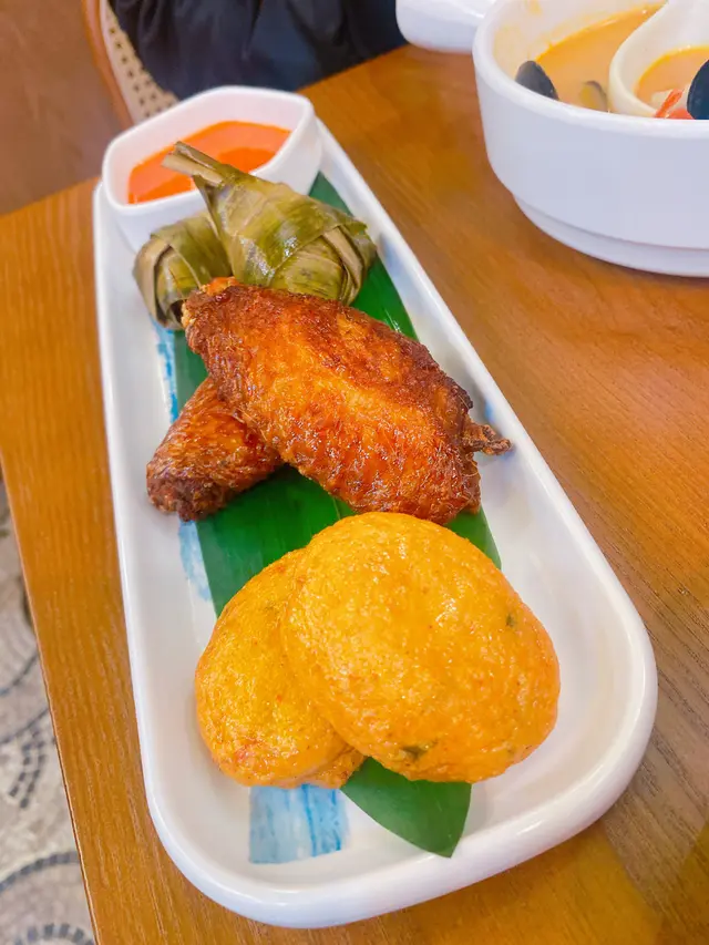 炸泰式魚餅2件 泰式香茅雞翼2隻 香葉雞2件