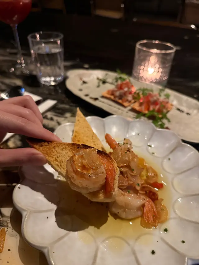 蒜片橄欖油封大蝦配佛卡夏多士