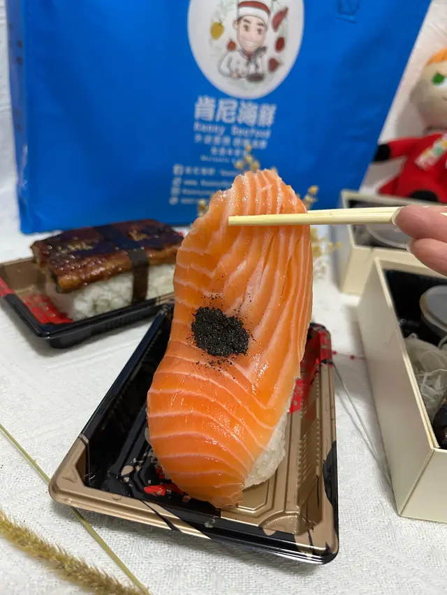 巨型三文魚壽司