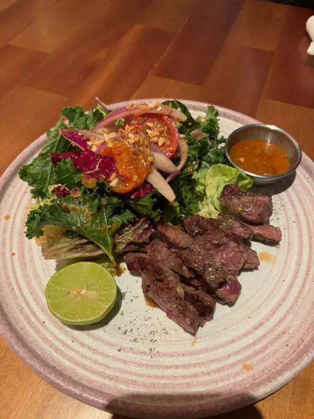 泰式羽衣甘藍燒牛肉沙律