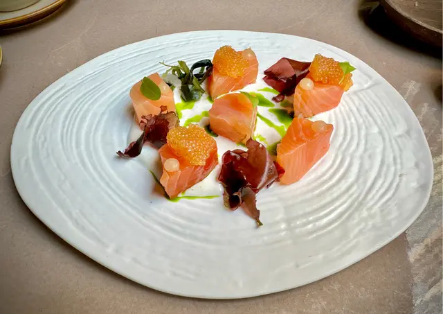 自家製煙三文魚,配希臘乳酪和煙燻梭子魚子