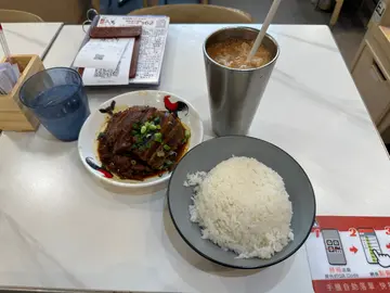 午餐 梅菜扣肉飯+ 凍奶茶