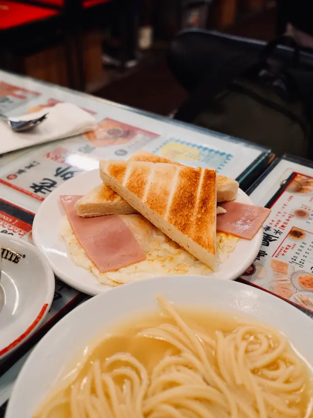 火腿煎蛋 牛油多士