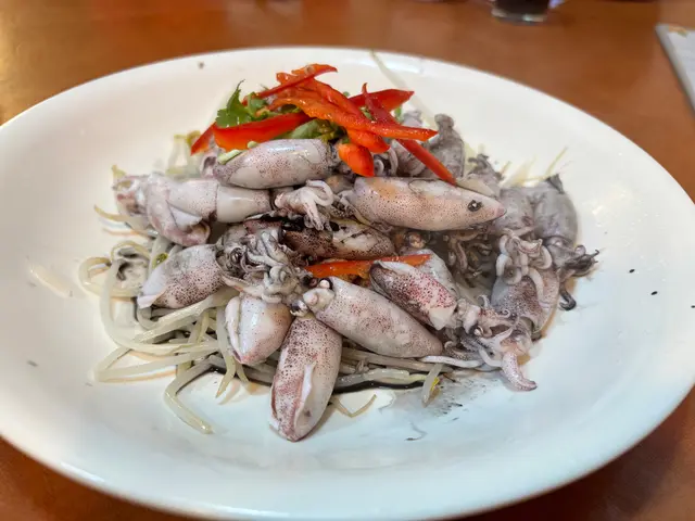 自攜海鮮
吊桶完全唔處理，￼吊桶眼，￼軟骨，￼墨汁，￼完全唔清洗，￼就炒上碟！￼收$100

￼夥計黑口黑面