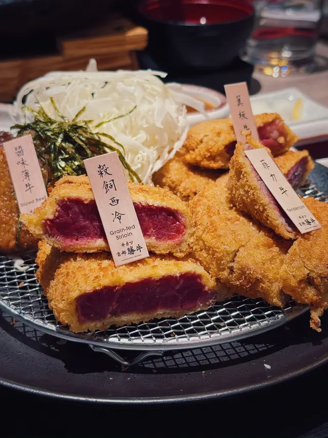 有齊四種牛 一次滿足各位牛魔王既願望😎
每款都有5-6件 份量好充足
上枱時肉大概係3成熟 會附鐵板比你隨心意再燒熟d
菲力牛 - 肉味較濃👍🏻
翼板牛 - 肉質較稔👍🏻
西冷 - 油脂分布平均
醬味薄牛 - 食落似牛肉餅 肉質軟稔入味
另外配有青唐辛子味噌 牛肉汁 咖哩汁 山葵 溫泉蛋 等等自行調味
儀式感滿滿🤓