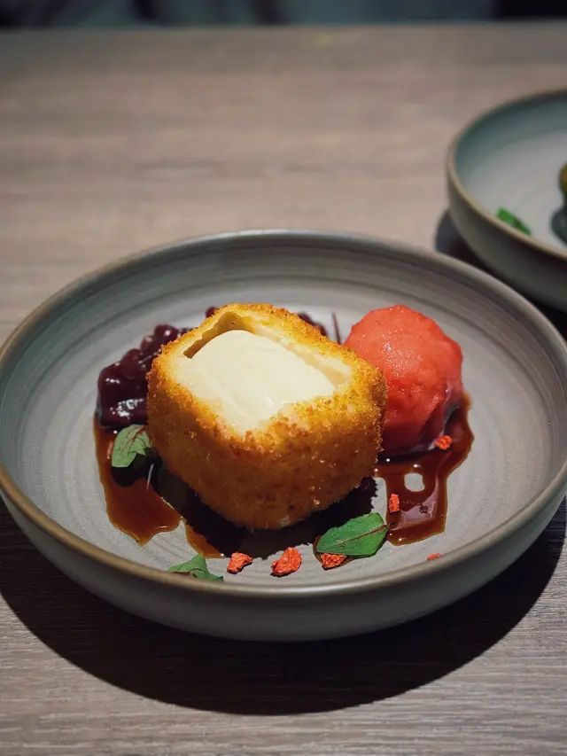 除左吉列肉 炸雪糕都有一手🍨
以炸粉包住雲厘拿雪糕
外脆內軟 外熱內冰😎