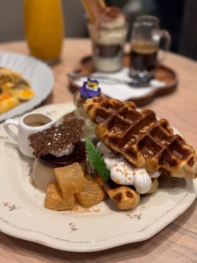 伯爵茶布甸牛角包窩夫