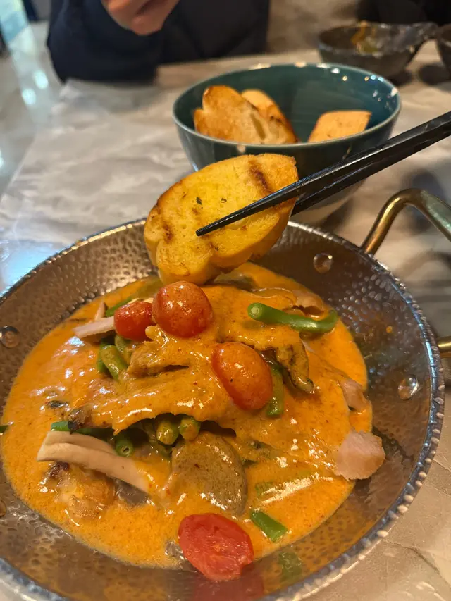 豬頸肉紅咖喱配蒜蓉包