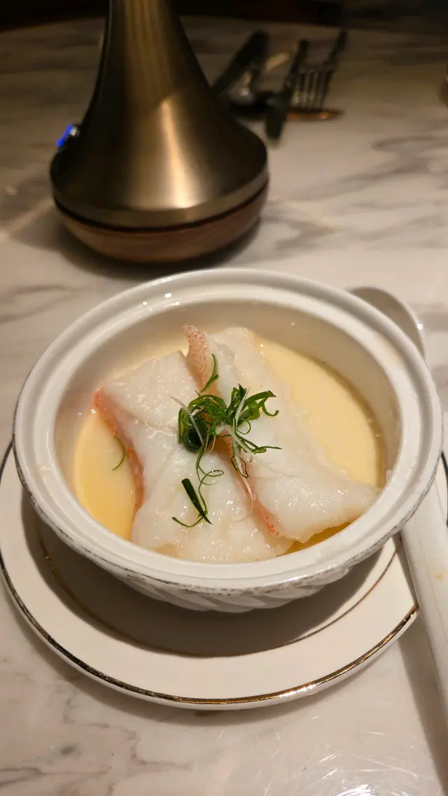 東星斑蒸蛋，星班肉非常新鮮，自己淋個豉油上去好有意思😊
 #東星斑 