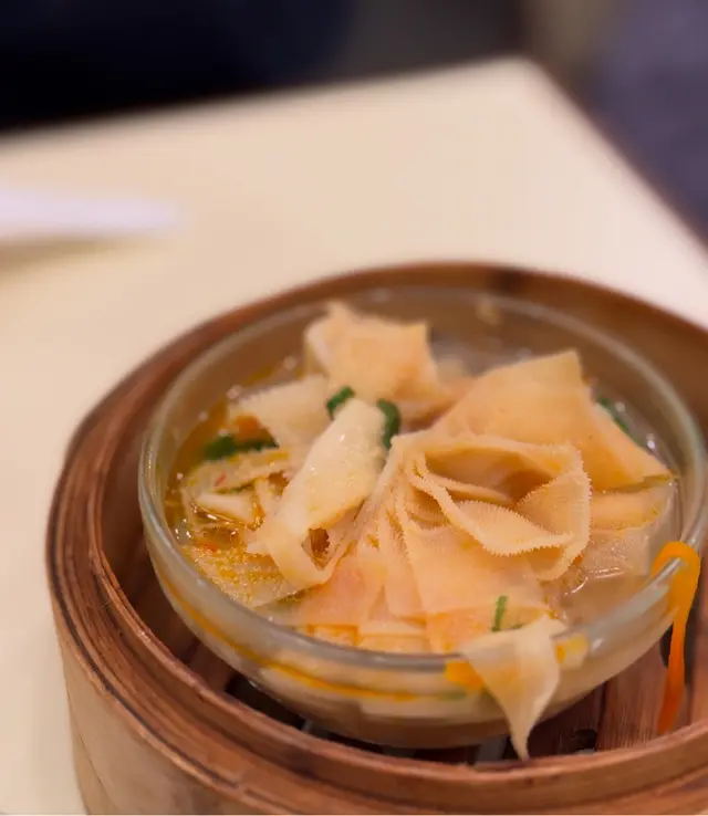 牛柏葉鮮嫩多汁，搭配薑蔥嘅香氣，食落充滿層次感，令人回味無窮。