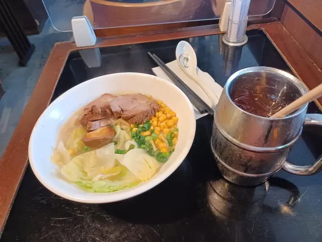 叉燒拉麵 ，叉燒肥美。拉麵好彈牙。湯底鮮甜。凍荔枝紅茶，凍冰紅茶好飲。好重荔枝甜味。