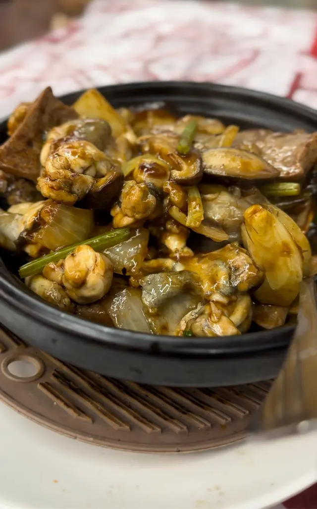 🍽️ 豬潤啫啫鮮雞煲 $128
🐖🐔 這道豬潤啫啫鮮雞煲結合口感軟嫩豬潤、香口洋蔥和田雞,帶來豐富的口感和風味!😋🍲