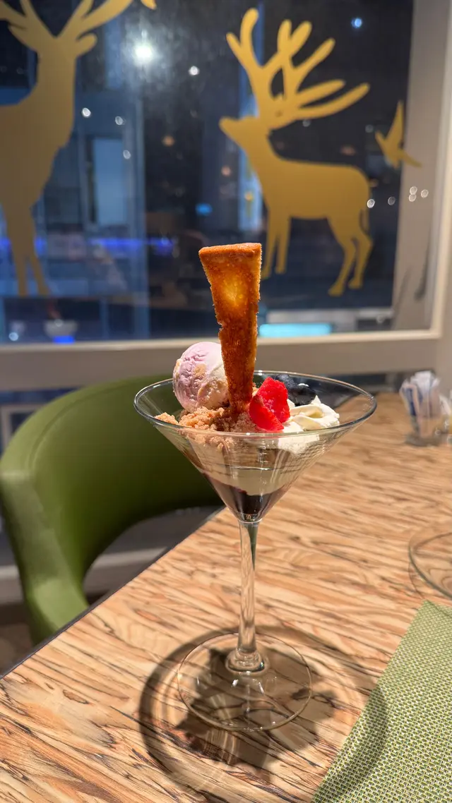 有panna cotta, 藍莓醬，脆餅碎混合嘅甜品杯，口感豐富￼