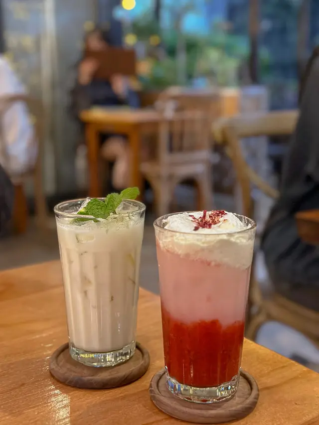 ▫️櫻花:飲落似輕盈嘅草莓乳酪,同帶鹹味嘅海鹽泡沫好夾🍓底下係由櫻花漬沖泡而成嘅醬💕
▫️菠蘿:好夏日嘅組合☀️椰青水同椰奶比例啱啱好, 加咗奶後口感更順滑🌴