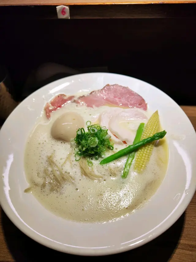 雞白湯夠黏、creamy，味道唔會嗆喉。
溏心蛋流心，蛋黃味道濃
叉燒係薄切，調味唔多但夠肉味。
雞胸非常好。十分軟熟，一啲都唔鞋口，雞肉味濃。
拉麵質地煙韌，不過唔掛湯。
