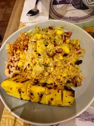 菠萝猪颈肉炒饭