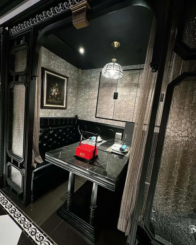 黑白復古風裝修，配油畫點綴 🖼️ 9 間獨立包廂，洗手間仲有牙刷、漱口水，呢啲細節真係好加分！