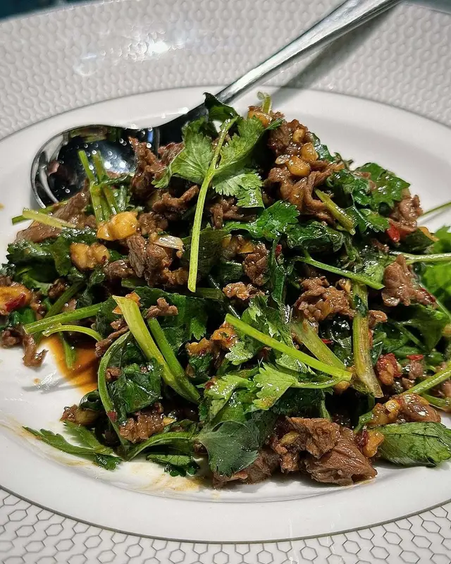 牛肉切薄片，加入芫茜、蒜蓉爆炒 18 秒，少少辣，幾惹味！