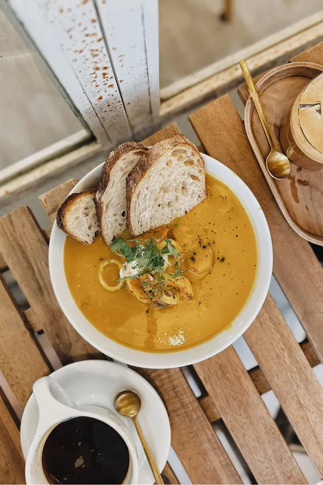 南瓜海鮮濃湯配香烤酸種麵包