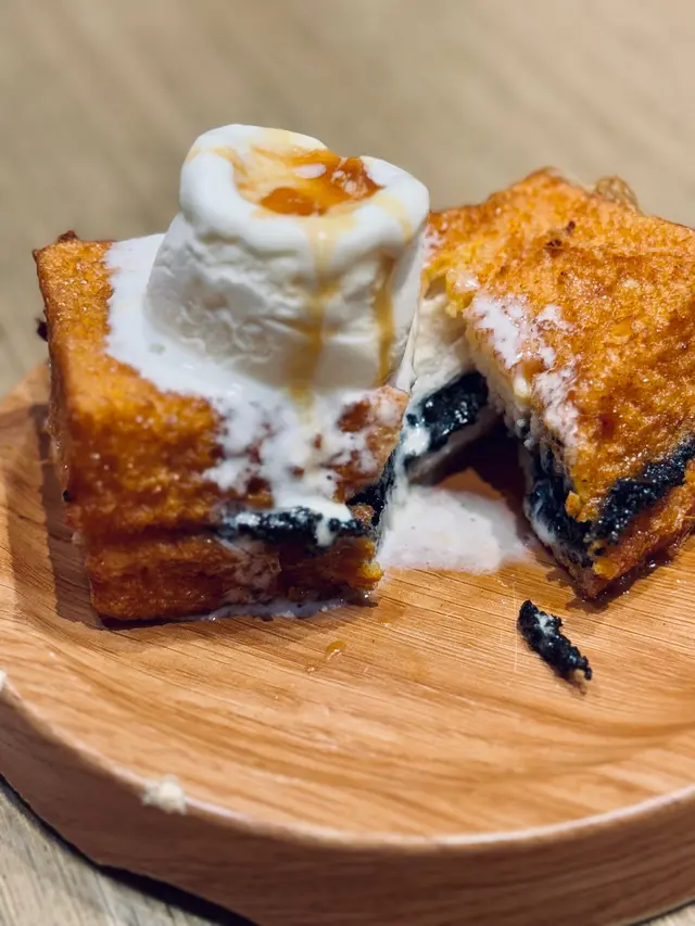 黑芝麻西多士伴雲呢拿雪糕