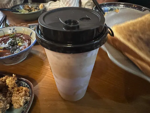 🥤 凍香芋鮮奶 $34 冰涼的香芋鮮奶口感滑順，香濃可口，給人一種清爽的享受！🍠🥛🌬️