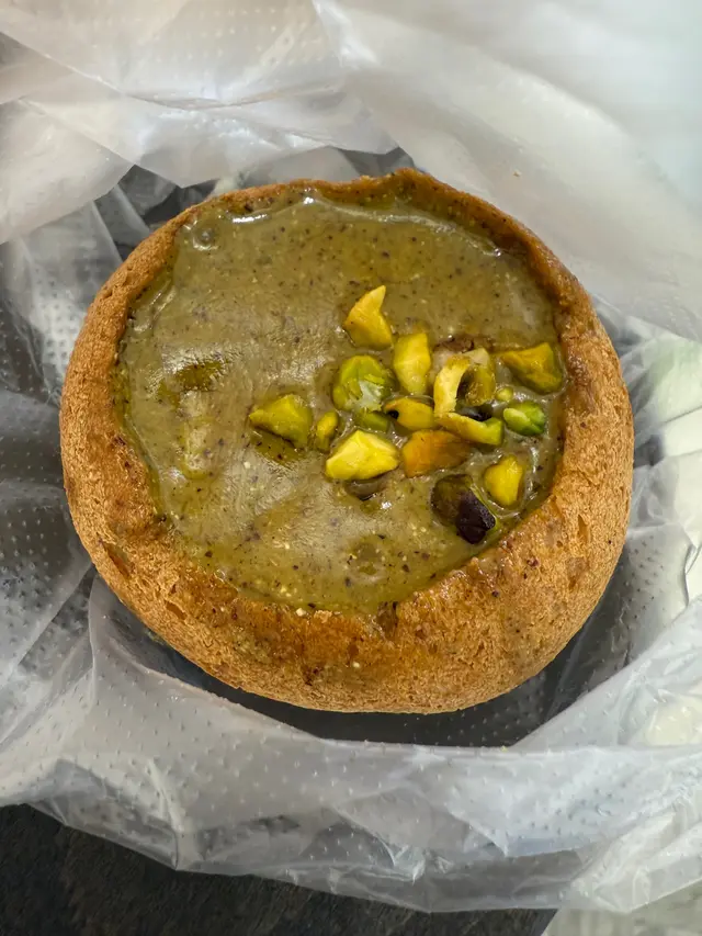 上面嘅開心果好濃郁，下面嘅麻糬布甸一般