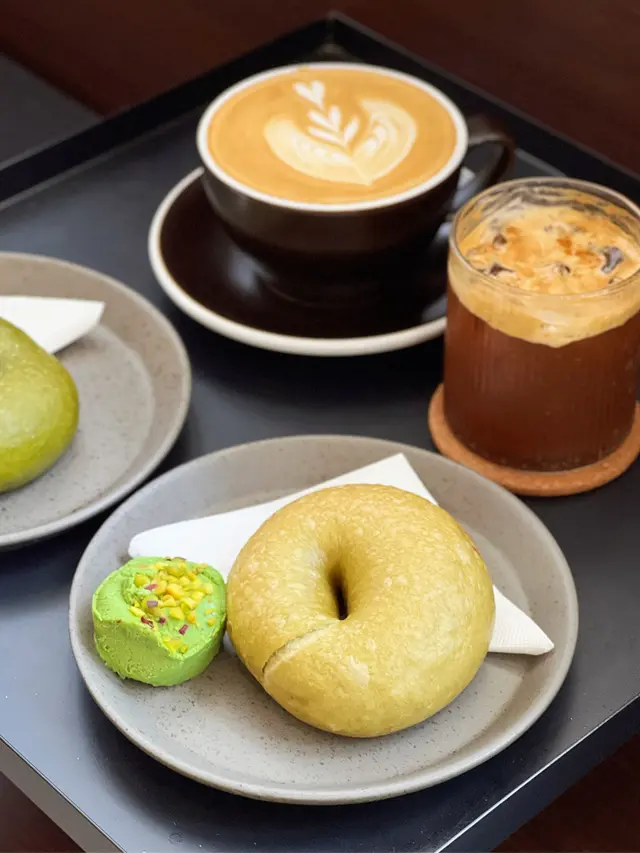 Genmaicha with Pistachio Yoghurt Bagel