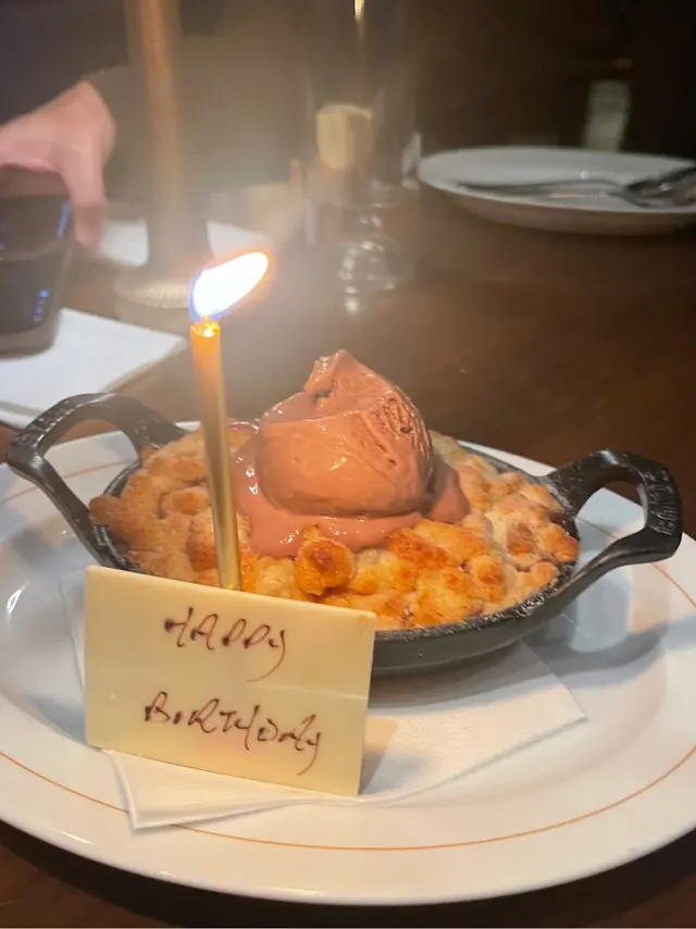 熱辣辣即叫即焗嘅蘋果批配自選朱古力雪糕。唔會超甜，不錯喔！