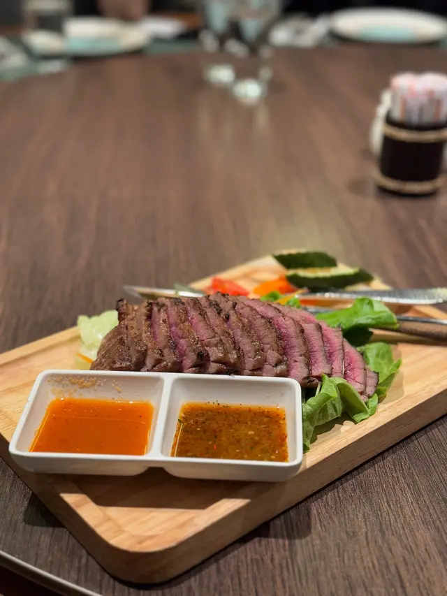5成熟嘅西冷牛扒外焦內嫩，肉汁豐盈，配搭2款泰式醬汁，各有風味