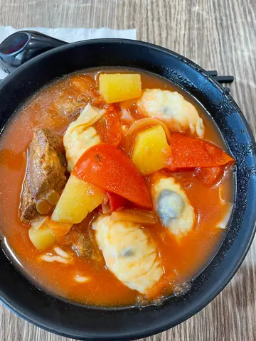 豬軟骨 鮮蝦  蕃茄湯上海麵