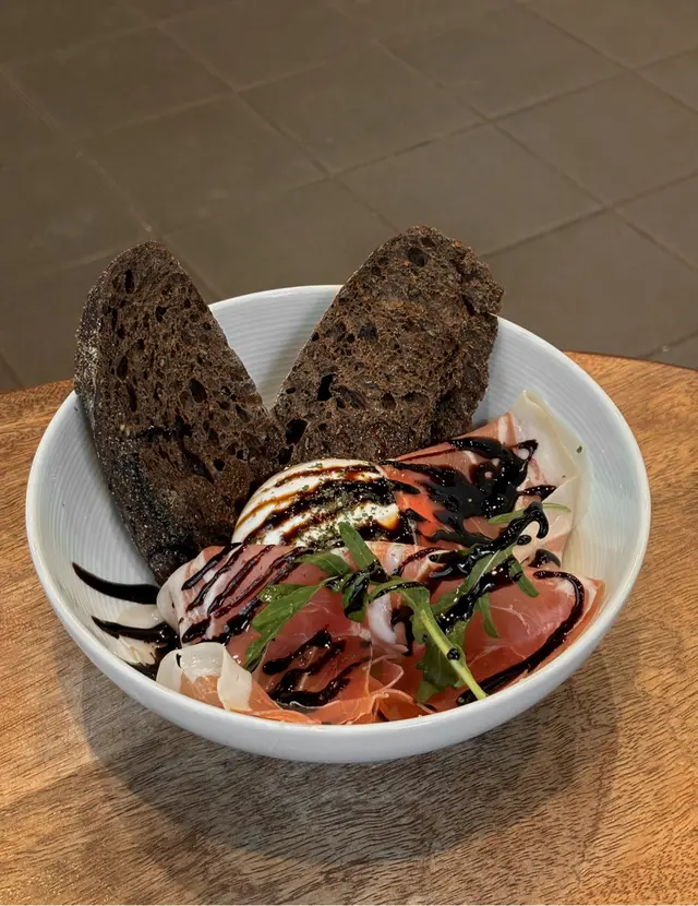 burrata & parma ham w/ sourdough