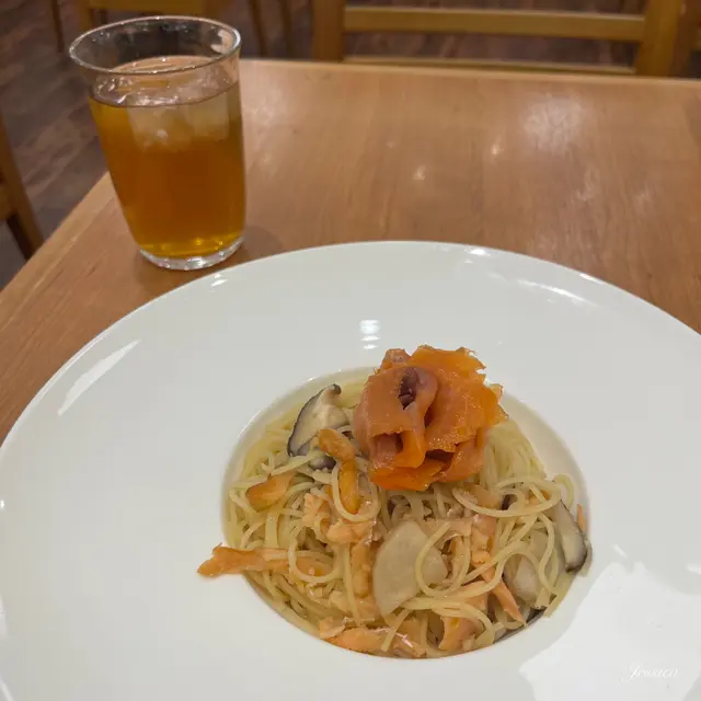 蒜香煙三文魚什菌意粉 配凍是日果茶、餐湯