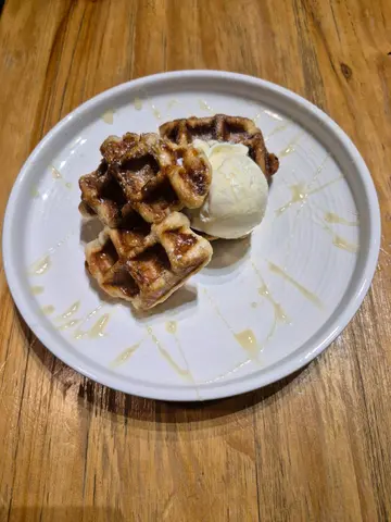 牛角包窩夫配雪糕（焦糖）