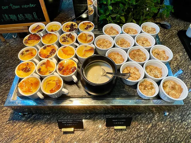 左起提拉米蘇,椰香意式奶凍及法式焦糖燉蛋