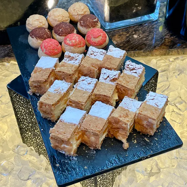 什錦泡芙(上)及芒果拿破崙(下)