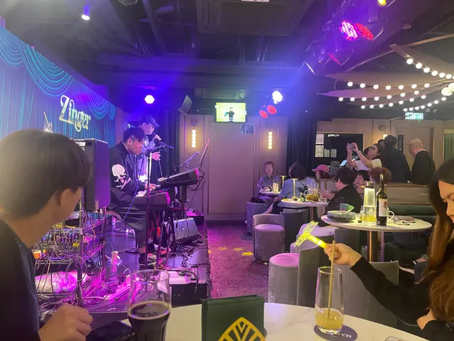 晚餐時段,21:30前要聽駐場歌手唱歌(點歌俾佢哋唱),但唔好期望會唱得好好,感覺玩玩下心態。
21:30後有兩節逐枱輪流演唱環節,但期間發現其他枱嘅食客,出過去幾次。我哋向職員反映後,佢哋先話「特別俾多次我哋嗰枱唱多首」,作為食客,心諗好唔公平。呢啲就係服務。