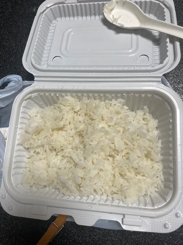 夜晚12:30剛放學￼由地鐵站專登行去買晚飯￼回家，買咗盒鹹魚雞粒炒飯，￼點知一打開係一盒白飯，￼即刻打電話返去餐廳講返比餐廳知，￼聽電話的收銀話因為廚房冇睇單，就咁攞咗盒白飯出嚟，樓面又無睇清楚，對唔住囉！叫我落去俾返錢我，我唔係住￼附近來回都要花好多時間￼當時已經1點，我問佢￼￼可唔可以用電子支付方式過返數俾我？￼收銀話￼唔可以咁樣做，￼￼只可以我落去俾返現金。我話而家搭的士過嚟￼都唔止$57啦。￼原本只係諗住打去講返件事但收銀態度惡劣，大聲夾惡￼，一味重複￼咁你仲想點？￼￼態度極差。