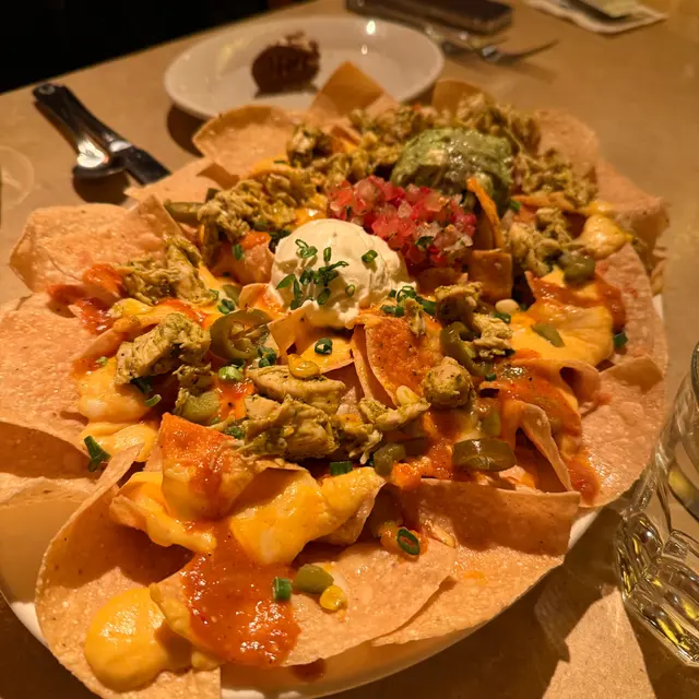 FACTORY NACHOS WITH SPICY CHICKEN