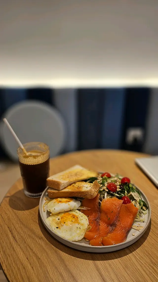 煙三文魚沙律,牛油吐司,炒滑嫩雞蛋(可轉煎蛋)