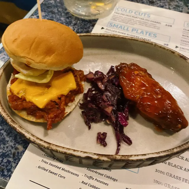 前菜拼盤:手撕豬肉配雞翼