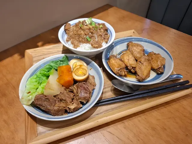 滷水蛋牛腩滷肉飯