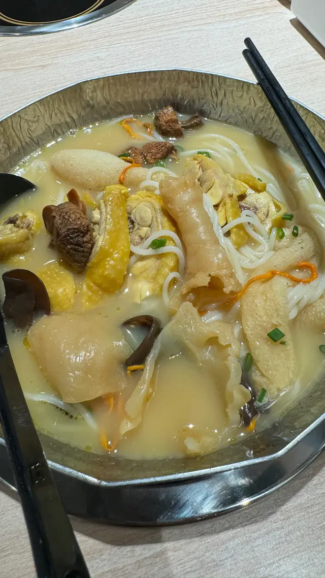 姫松茸竹笙花膠雞米線