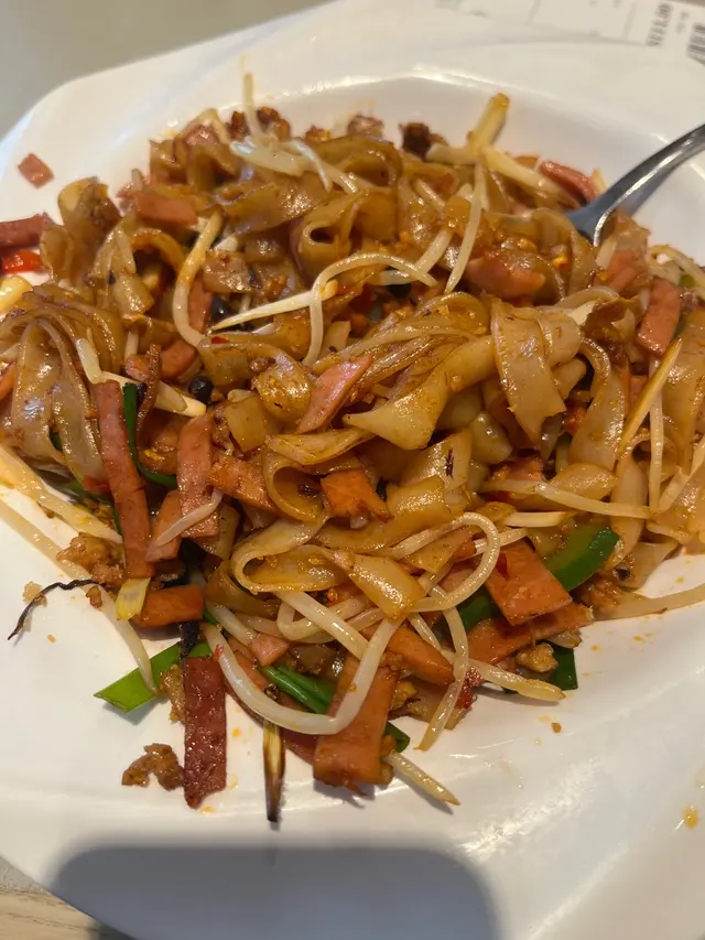 避風塘炒河肉類只有火腿絲，讓人非常失望的進食經驗！慳成本，導致沒有回頭客。下午茶也要$53。整體價格比同區茶餐廳貴。來港旅客不用去！去大陂坊杉記食碗$38雲吞麵，保證滿意。
