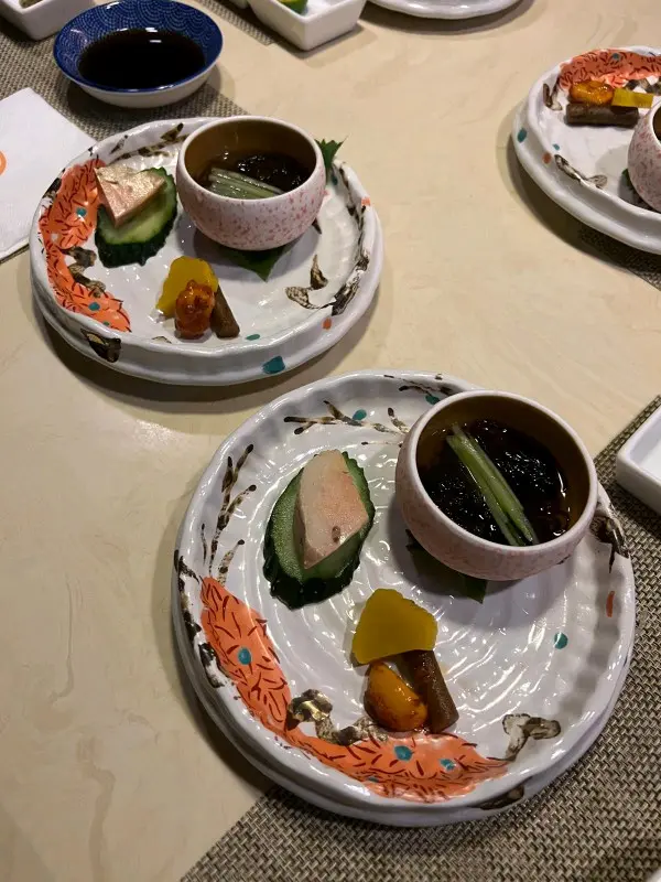 與朋友一起共四人跟朋友一行四人,叫了兩份二人餐。另外再加了燒牛舌/燒雞。
前菜有安康魚頗具特色。刺身/生蠔也不錯, 燒海鮮/甲羅燒/燒牛舌燒雞等也有水準,鰻魚飯/冷烏冬也好吃。菜品逐道逐道慢慢上,適合朋友聚餐慢慢傾偈。
以食物款式/種類/份量來計,價錢也算很合理。