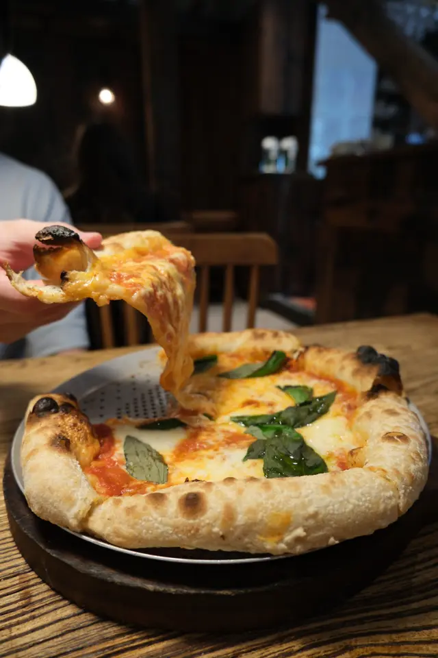 Pizza是𝐇𝐲𝐠𝐠𝐞的主打餐點，Pizza Dough一共發酵兩天，批底呈蜂巢狀非常鬆軟，而且有焦脆批邊～這次點了經典的瑪格麗特，帶有酸酸甜甜的味道+羅勒的清香，很惹味！