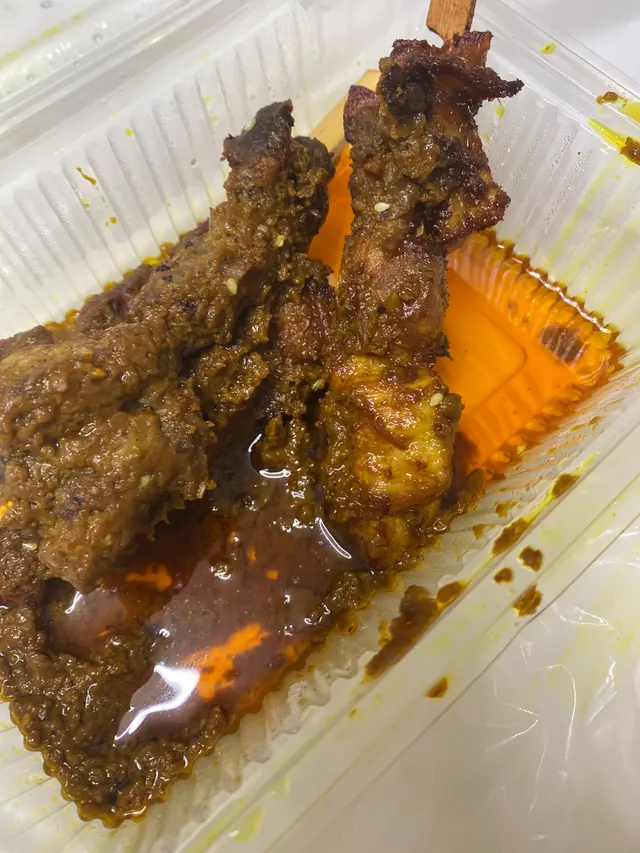 第一次寫食評，亦都係第一次幫襯呢間海南雞飯￼。

其實我唔介意俾多$1蚊買個外賣盒分開沙嗲汁￼，將啲沙嗲汁倒晒落串燒上面，如果個食客試咗沙嗲汁唔鍾意，想分開串燒同沙嗲汁都冇可能了。
￼
而且呢盒串燒，係我人生中食過最油嘅串燒！
￼